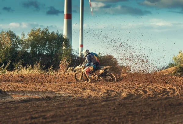 Motocross MX Rider едет по грунтовой дорожке — стоковое фото