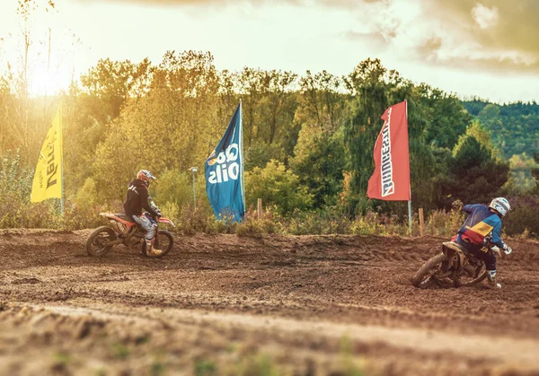 Motocross-Fahrer fährt auf Schotterpiste — Stockfoto