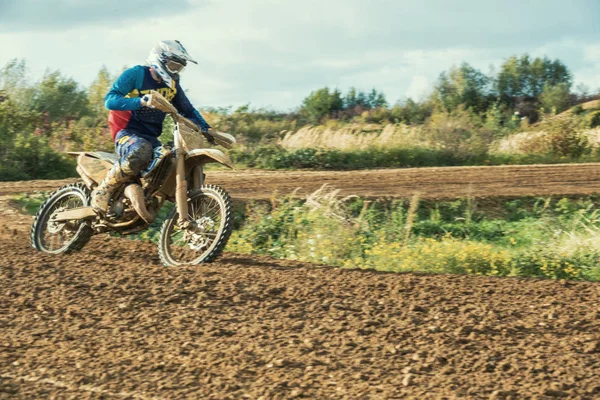 Motocross MX Jinete montando en pista de tierra — Foto de Stock