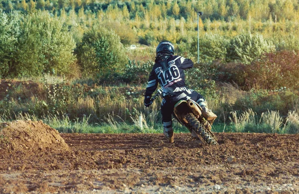 Motocross MX Rider equitação na pista de sujeira — Fotografia de Stock