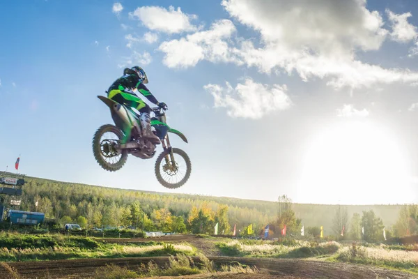 Motocross MX Jinete montando en pista de tierra —  Fotos de Stock