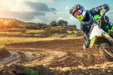 Aşırı Motocross Mx sürücüsü toprak yolda sürme