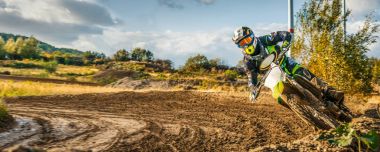 Aşırı Motocross Mx sürücüsü toprak yolda sürme