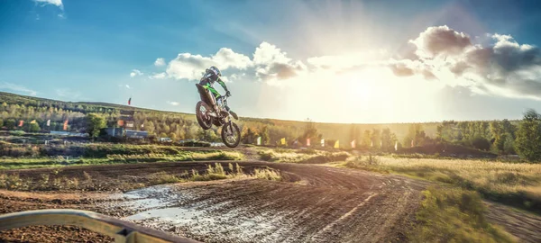 Extrem-Motocross-Fahrer fährt auf Schotterpiste — Stockfoto