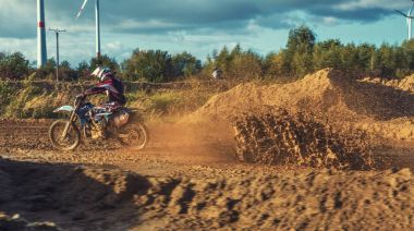 Aşırı Motocross Mx sürücüsü toprak yolda sürme