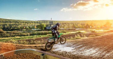 Aşırı Motocross Mx sürücüsü toprak yolda sürme