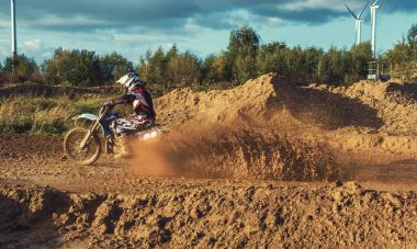 Aşırı Motocross Mx sürücüsü toprak yolda sürme