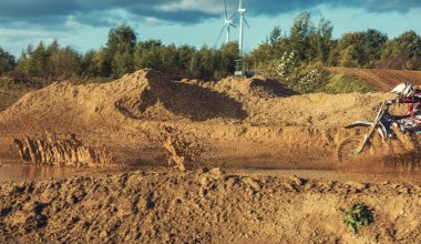 Aşırı Motocross Mx sürücüsü toprak yolda sürme