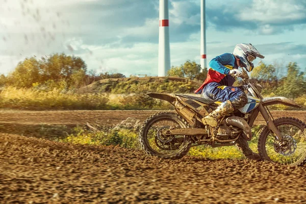 Aşırı Motocross Mx sürücüsü toprak yolda sürme