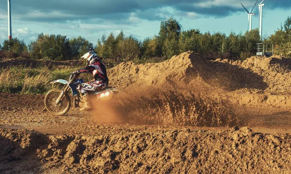 Ακραία Motocross αναβάτη Mx οδήγηση σε χωματόδρομο — Φωτογραφία Αρχείου