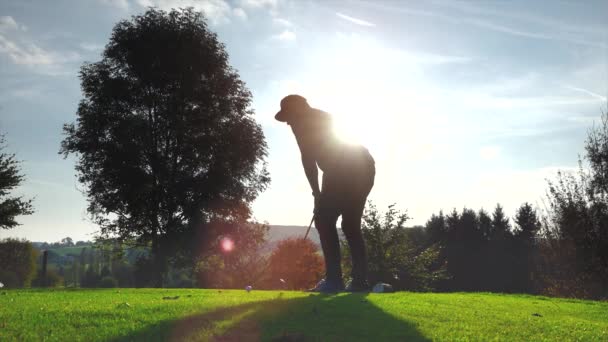 Jugador de golf juega al golf en una hermosa mañana de verano — Vídeo de stock