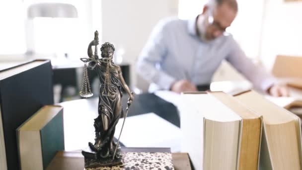 Statua sprawiedliwości w biurze — Wideo stockowe