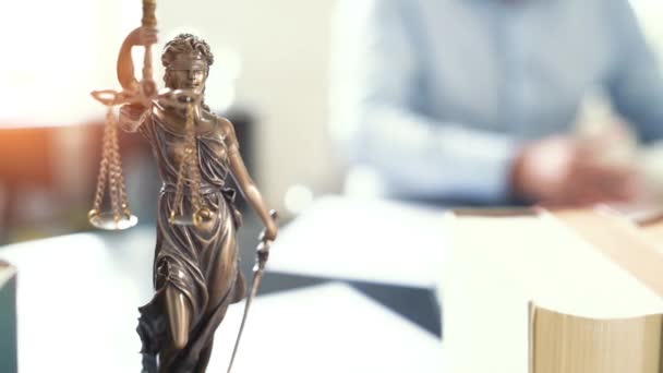 Το άγαλμα της δικαιοσύνης στο γραφείο — Αρχείο Βίντεο