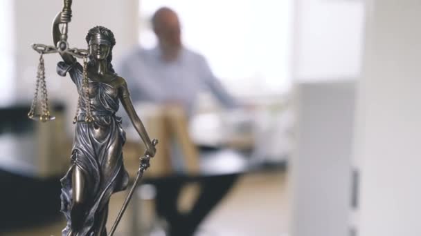 Het standbeeld van Justitie in kantoor — Stockvideo