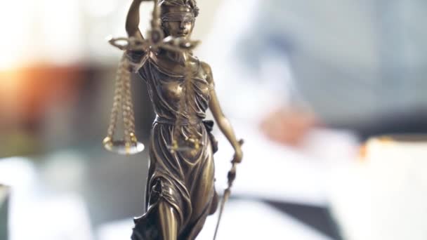 Het standbeeld van Justitie in kantoor — Stockvideo