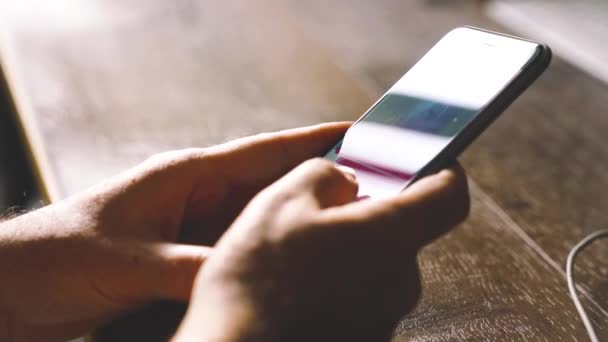 Joven utiliza aplicación de Facebook en el iPhone 6s manzana plus en la oficina — Vídeo de stock