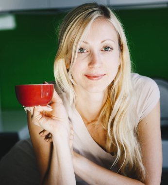 kadın evde kahve molası var