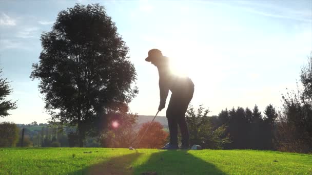 Jogador de golfe joga golfe — Vídeo de Stock