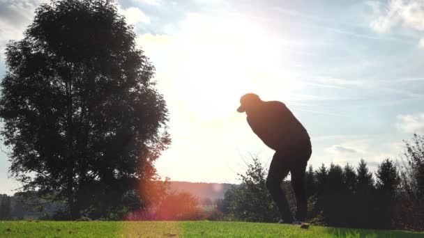 Jogador de golfe joga golfe — Vídeo de Stock