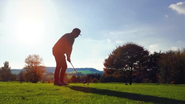 Jugador de golf juega golf — Vídeo de stock