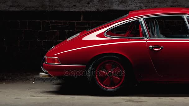Spårning skott av en historisk Porsche 911 — Stockvideo