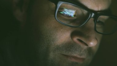 adam online casino slot makinesidir laptop önünde 