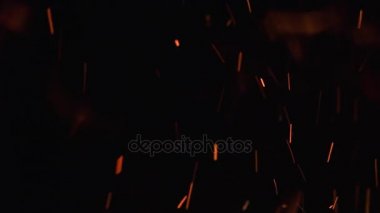 alevler ve siyah arka plan üzerinde parlayan külleri ateş