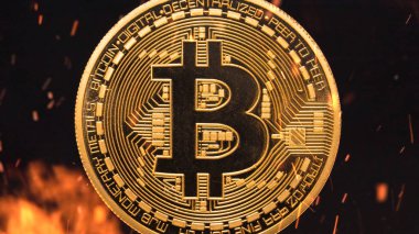 Alevler içinde yanan Bitcoin para