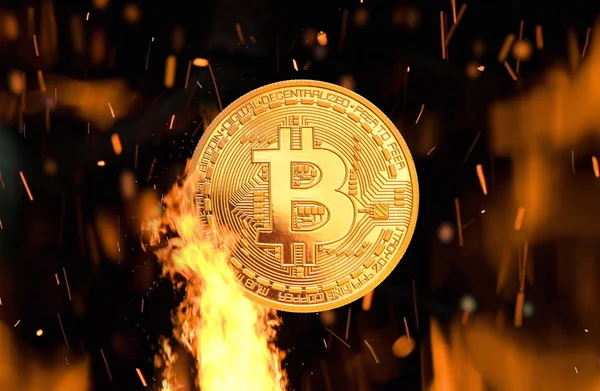 Bitcoin dinheiro queimando em chamas — Fotografia de Stock