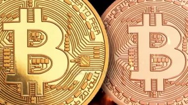 Alevler içinde yanan Bitcoin para