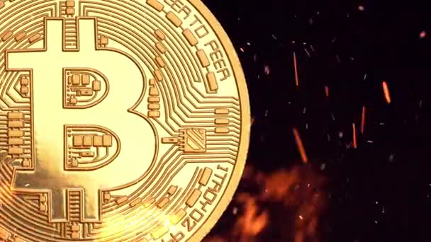 Alevler içinde yanan Bitcoin para — Stok video
