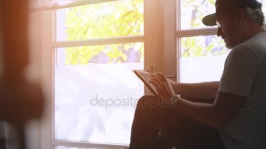 adam bir şey tablet pc üzerinde çalışma