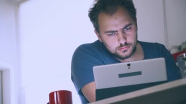 adam bir şey tablet pc üzerinde çalışma