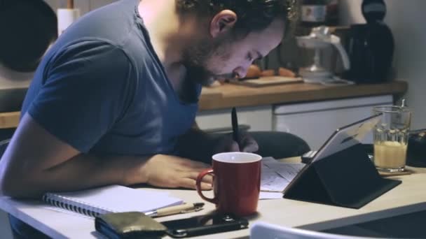 Человек Изучает Планшетном Компьютере — стоковое видео