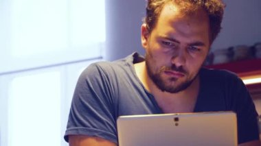 genç adam çalışma ev ofis mutfakta tablet PC'de