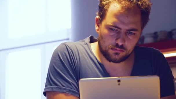 Jovem Estudo Tablet Casa Cozinha Escritório — Vídeo de Stock