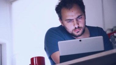 genç adam çalışma ev ofis mutfakta tablet PC'de