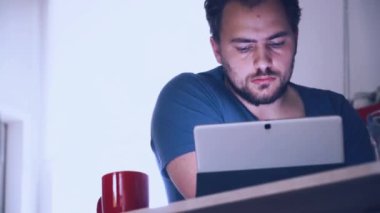 genç adam çalışma ev ofis mutfakta tablet PC'de
