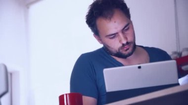 genç adam çalışma ev ofis mutfakta tablet PC'de