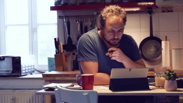Genç Adam Çalışma Ofis Mutfakta Tablet — Stok video