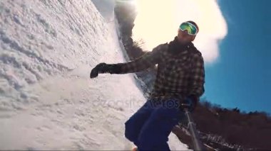 Actionsportler snowboard freeride Avrupa Alpes uzak bölgede ise bakış açısı shot