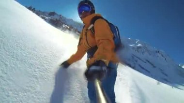 Alagna Valsesia, Piemont, İtalya - 28 Mart 2015: Actionsportlers snowboard freeride Avrupa Alpes uzak bölgede ise bakış açısı shot.