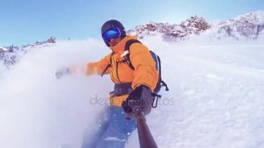 Alagna Valsesia, Piemont, İtalya - 28 Mart 2015: Actionsportlers snowboard freeride Avrupa Alpes uzak bölgede ise bakış açısı shot.
