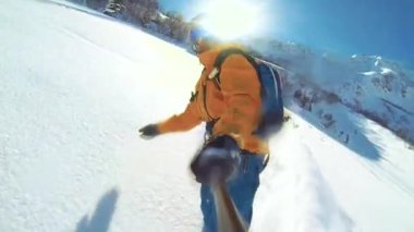 Alagna Valsesia, Piemont, İtalya - 28 Mart 2015: Actionsportlers snowboard freeride Avrupa Alpes uzak bölgede ise bakış açısı shot.