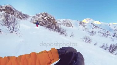 Alagna Valsesia, Piemont, İtalya - 28 Mart 2015: Actionsportlers snowboard freeride Avrupa Alpes uzak bölgede ise bakış açısı shot.