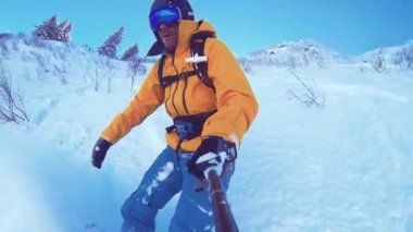 Alagna Valsesia, Piemont, İtalya - 28 Mart 2015: Actionsportlers snowboard freeride Avrupa Alpes uzak bölgede ise bakış açısı shot.