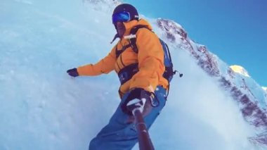 Alagna Valsesia, Piemont, İtalya - 28 Mart 2015: Actionsportlers snowboard freeride Avrupa Alpes uzak bölgede ise bakış açısı shot.