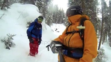 Alagna Valsesia, Piemont, İtalya - 28 Mart 2015: Actionsportlers snowboard freeride Avrupa Alpes uzak bölgede ise bakış açısı shot.