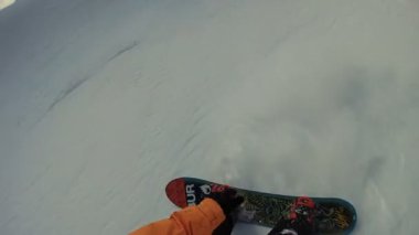 Alagna Valsesia, Piemont, İtalya - 28 Mart 2015: Actionsportlers snowboard freeride Avrupa Alpes uzak bölgede ise bakış açısı shot.
