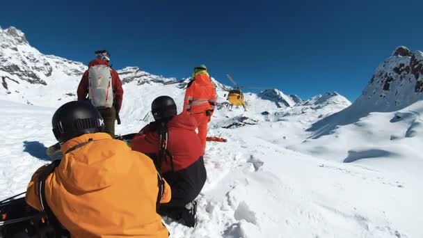 Piemont 이탈리아 2015 스노우 Actionsportlers 꼭대기에서 헬기에 떨어뜨려 태양은 하늘에 — 비디오